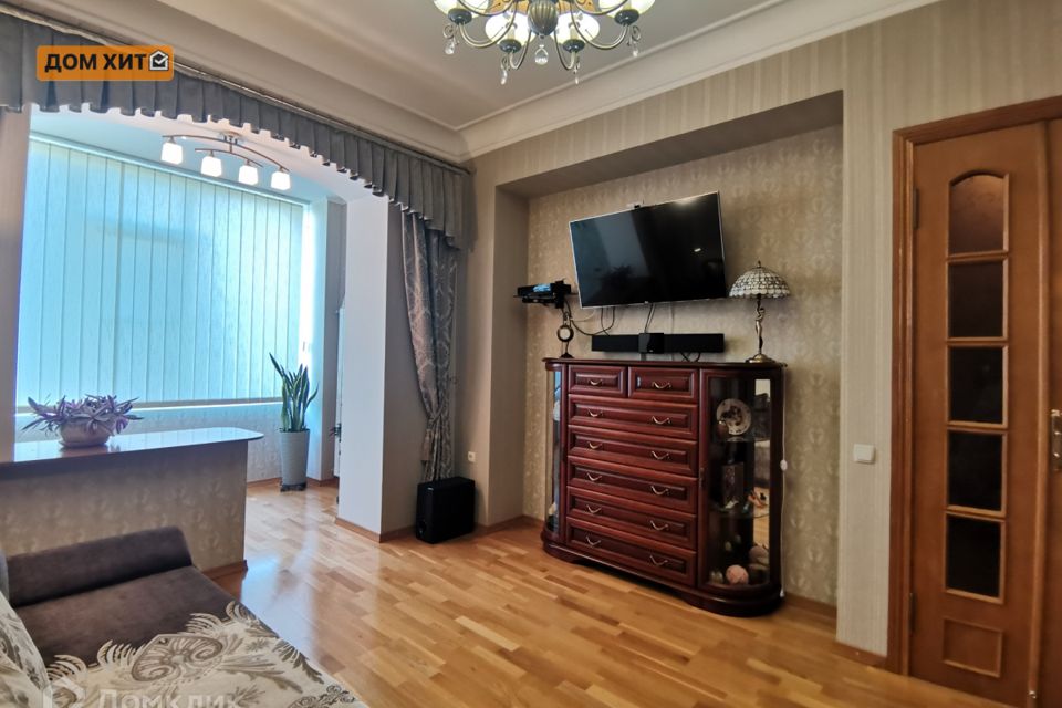 Продаётся 4-комнатная квартира, 145.5 м²