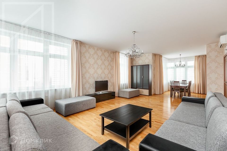 Сдаётся 5-комнатная квартира, 240 м²