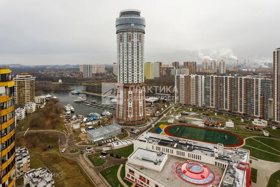 Продаётся 4-комнатная квартира, 215 м²