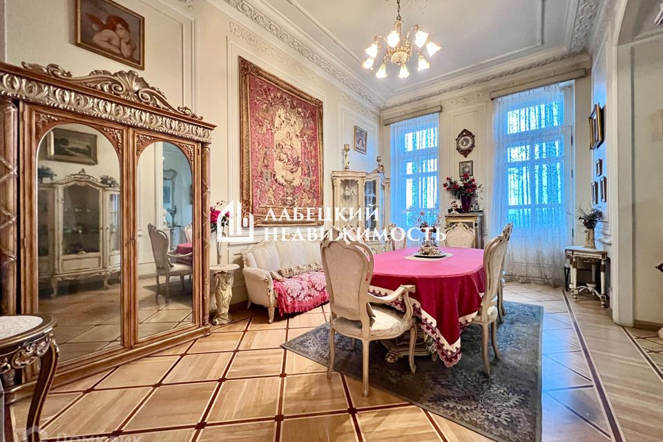 Продаётся 4-комнатная квартира, 185 м²