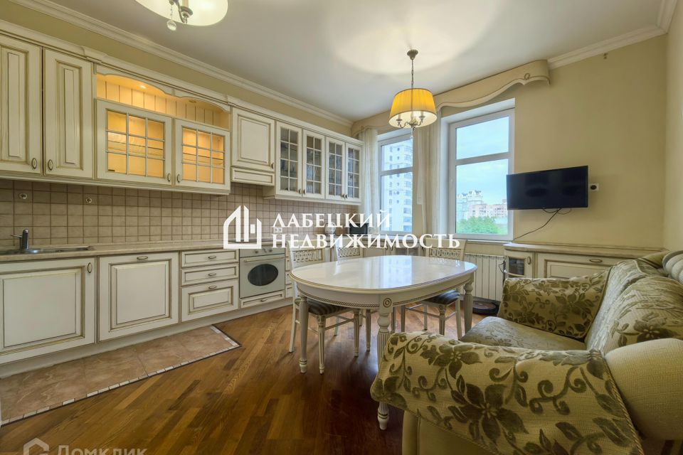 Продаётся 4-комнатная квартира, 164.4 м²