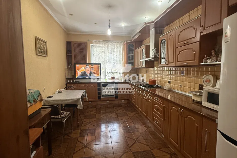 Продаётся 2-этажный дом, 400 м²
