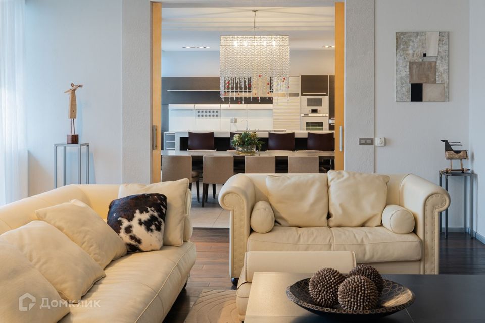 Продаётся 4-комнатная квартира, 261 м²