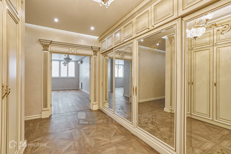 Продаётся 4-комнатная квартира, 160 м²