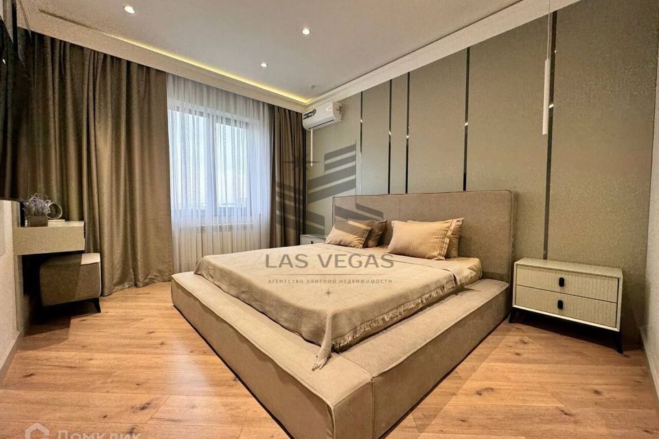 Сдаётся 4-комнатная квартира, 210 м²