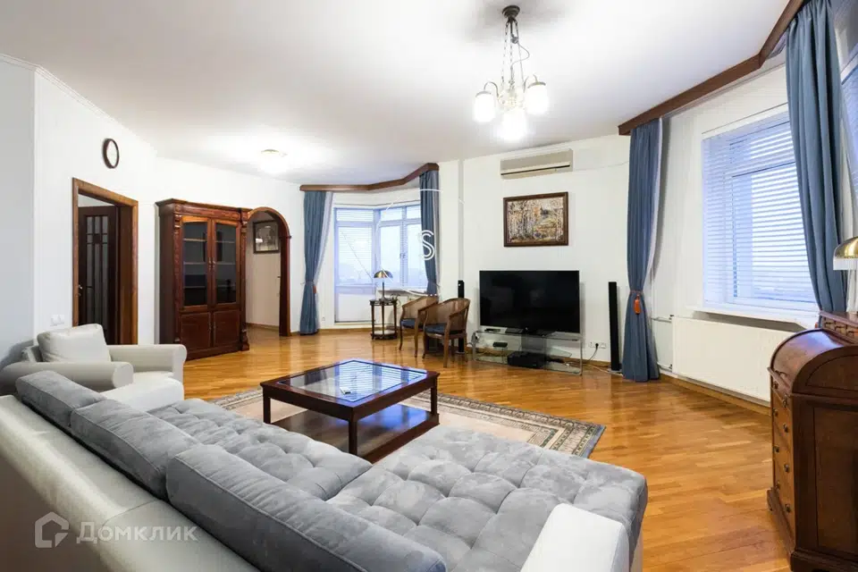 Сдаётся 4-комнатная квартира, 200 м²