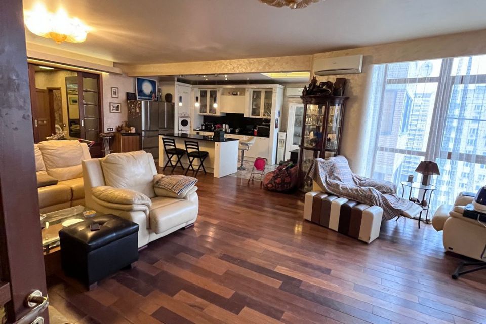 Продаётся 4-комнатная квартира, 146.9 м²