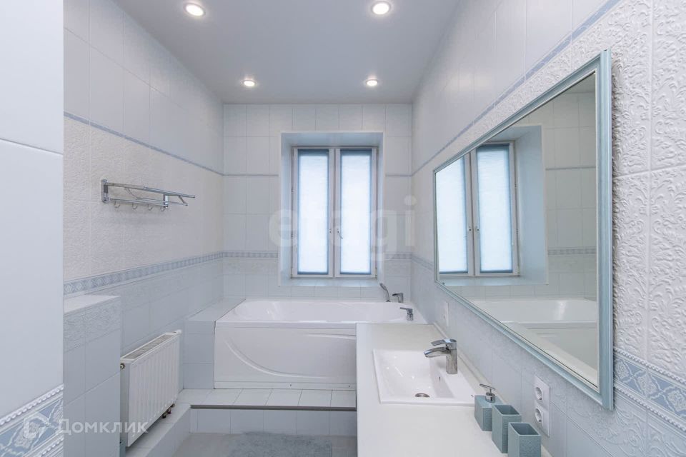 Продаётся 3-комнатная квартира, 139.5 м²