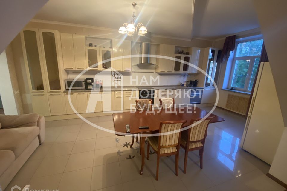 Продаётся 2-комнатная квартира, 108.5 м²