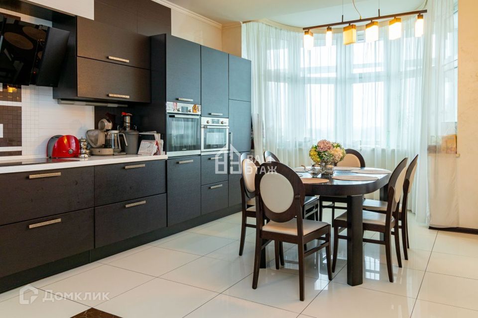 Продаётся 3-комнатная квартира, 165.7 м²