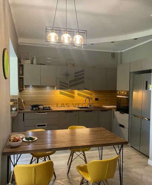 Сдаётся 4-комнатная квартира, 140 м²