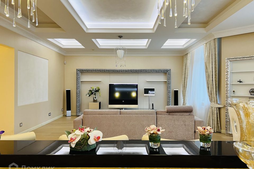 Продаётся 3-комнатная квартира, 169.7 м²