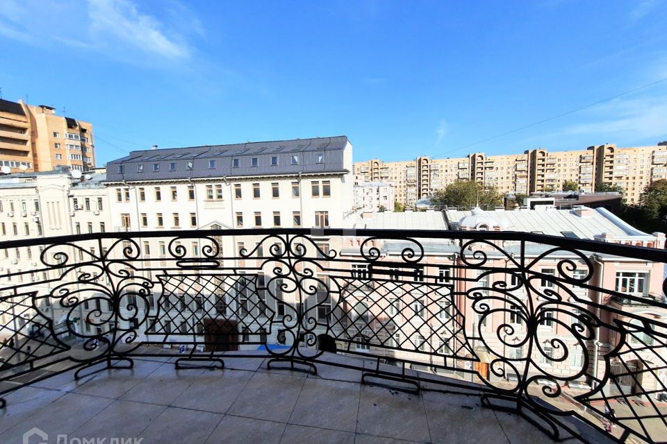 Сдаётся 4-комнатная квартира, 196 м²