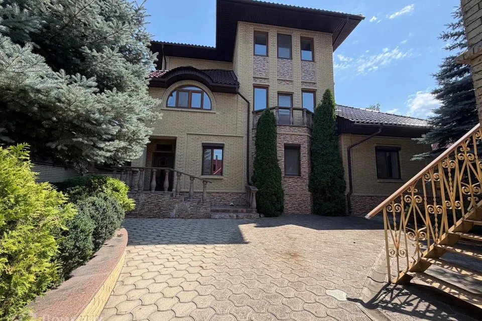 Продаётся 3-этажный дом, 360 м²