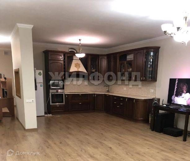 Продаётся 4-комнатная квартира, 162.7 м²