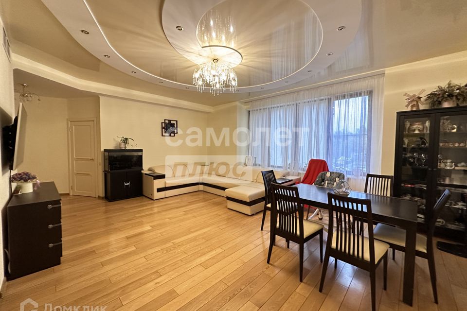 Продаётся 4-комнатная квартира, 132.2 м²