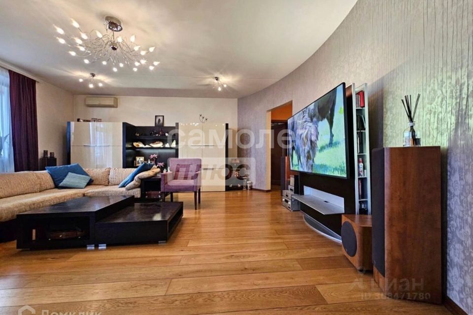 Продаётся 4-комнатная квартира, 170.7 м²