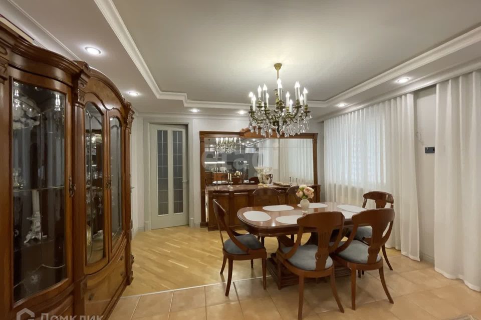 Продаётся 5-комнатная квартира, 195 м²