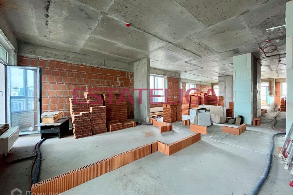 Продаётся 4-комнатная квартира, 227 м²