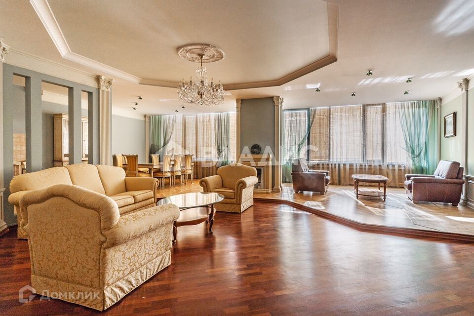 Продаётся 5-комнатная квартира, 300 м²