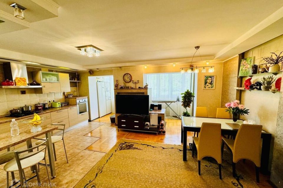Продаётся 3-комнатная квартира, 103 м²