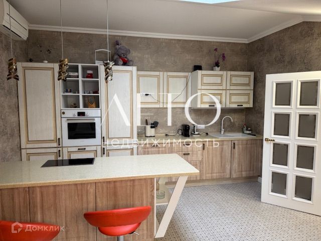 Продаётся 3-комнатная квартира, 188 м²