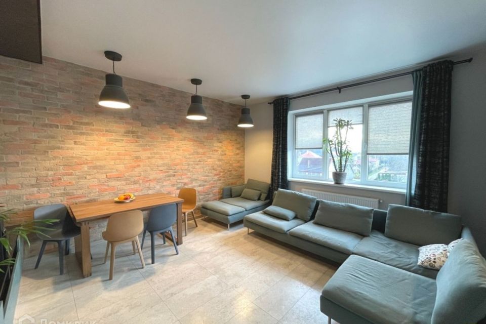 Продаётся 3-комнатная квартира, 140.8 м²