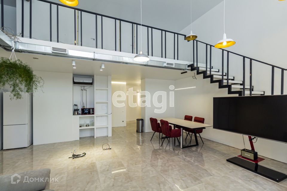 Продаётся 3-комнатная квартира, 200 м²