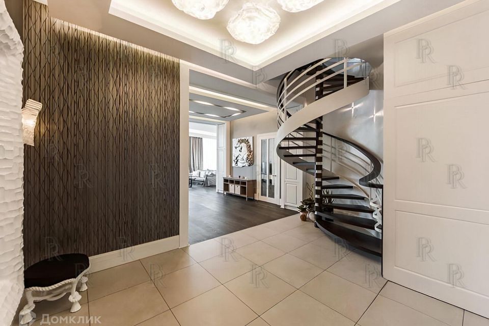Продаётся 4-комнатная квартира, 273 м²