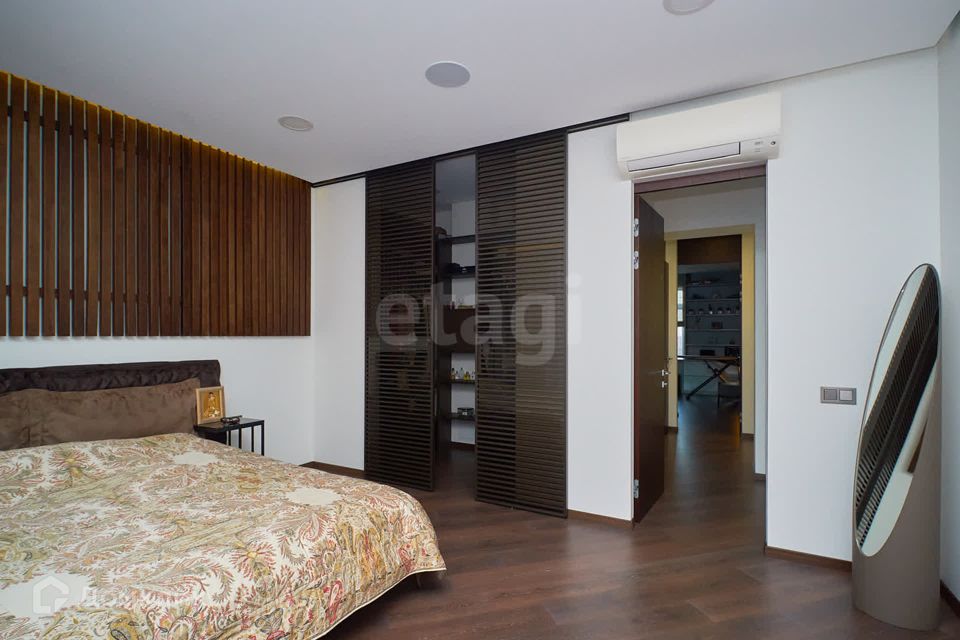 Продаётся 4-комнатная квартира, 155.8 м²