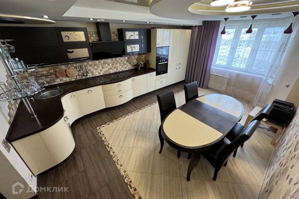 Продаётся 3-комнатная квартира, 130.6 м²