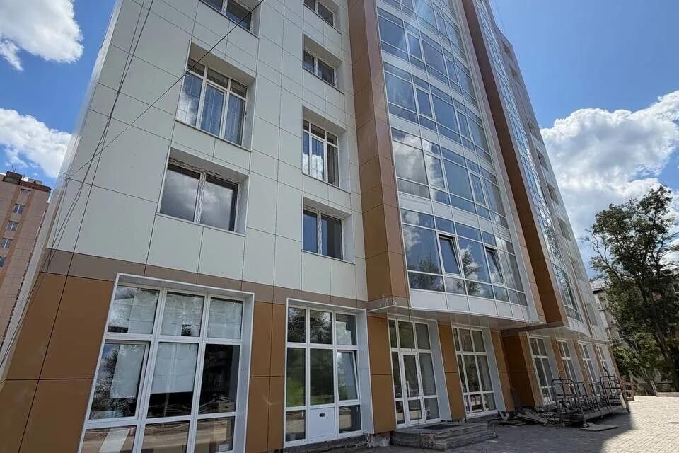 Продаётся 4-комнатная квартира, 193 м²