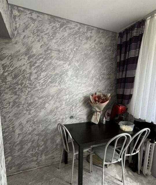 Продаётся 4-комнатная квартира, 64 м²