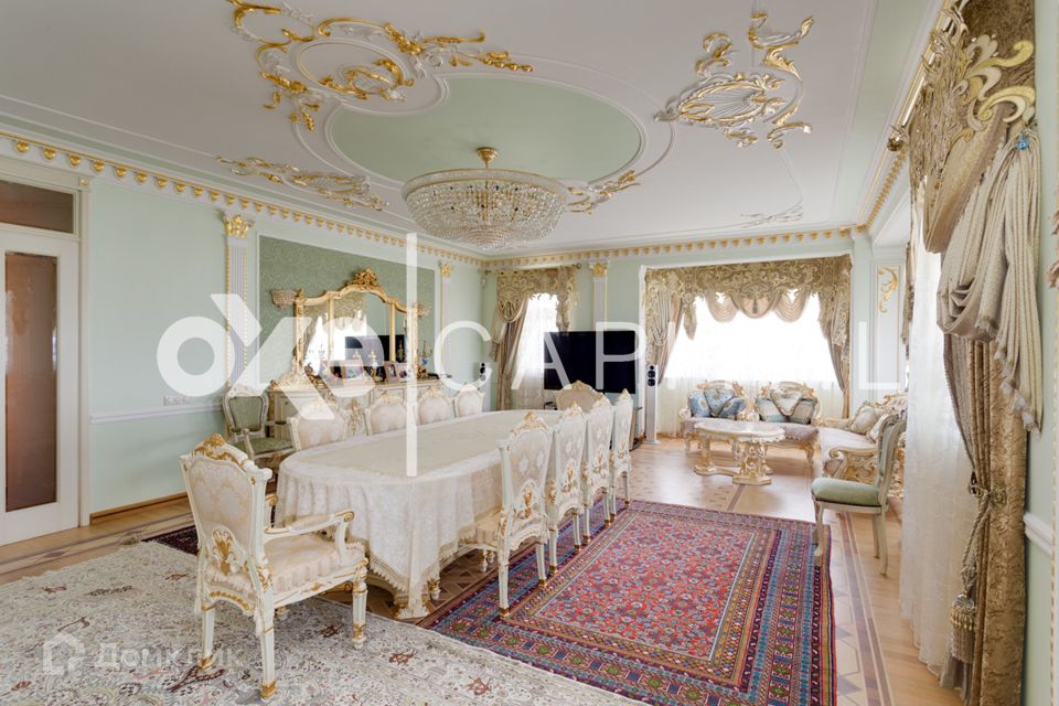 Продаётся 4-комнатная квартира, 217.9 м²