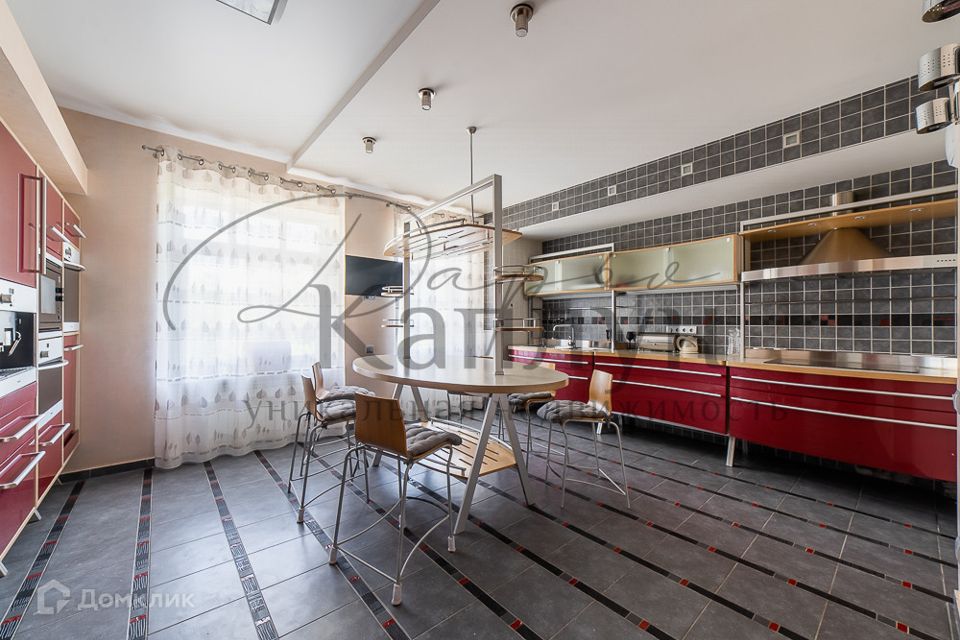 Продаётся 5-комнатная квартира, 290 м²