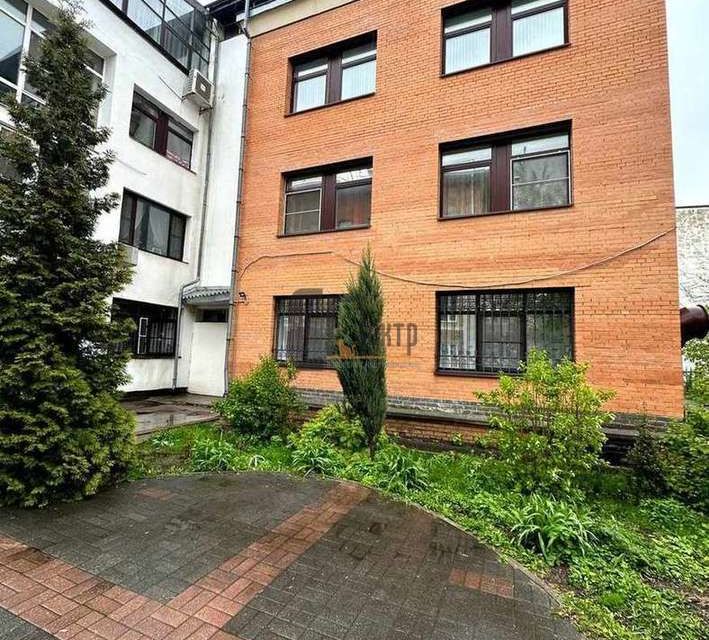 Сдаётся 4-комнатная квартира, 150.6 м²
