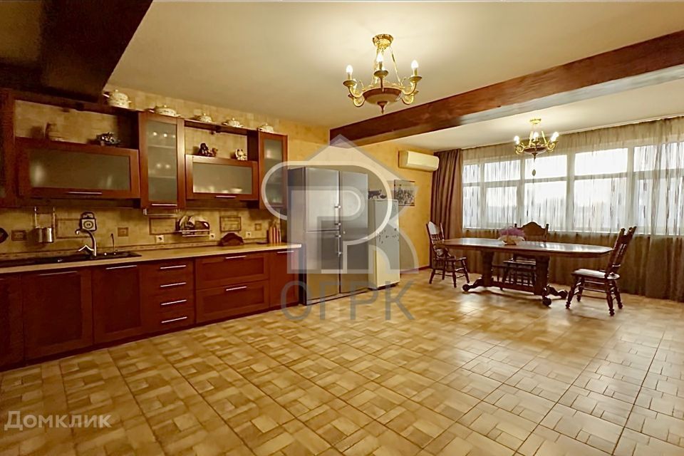 Продаётся 5-комнатная квартира, 217 м²