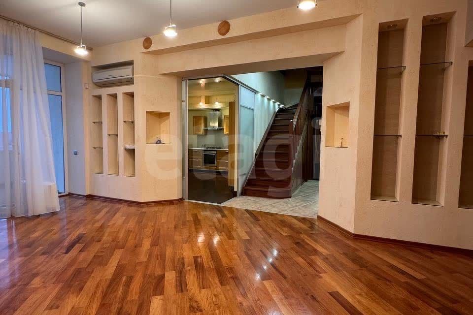 Продаётся 4-комнатная квартира, 222.8 м²