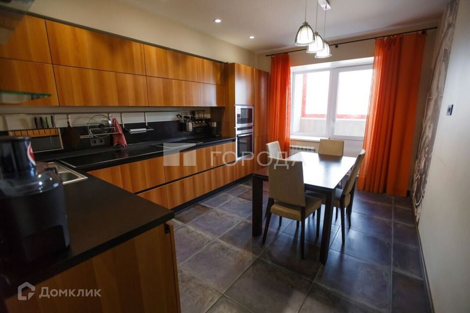 Сдаётся 4-комнатная квартира, 132 м²