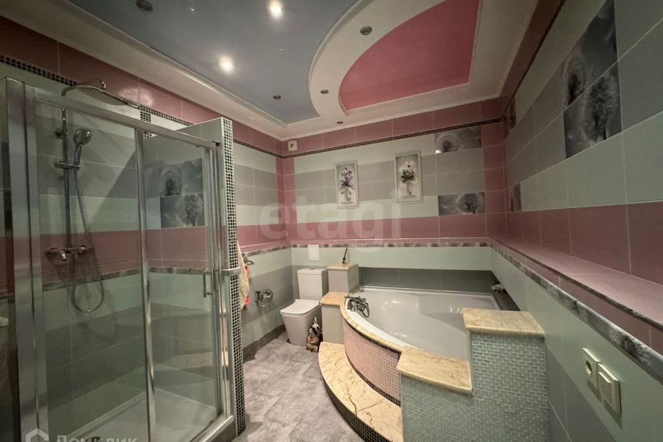Продаётся 6-комнатная квартира, 225.5 м²