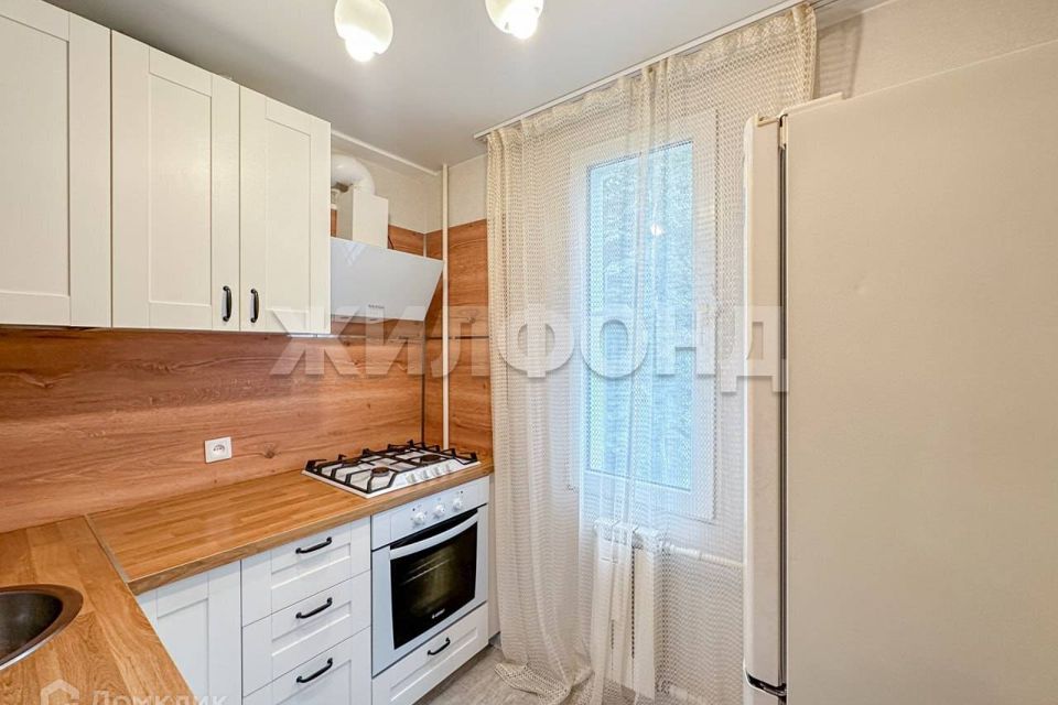 Продаётся 4-комнатная квартира, 48.9 м²