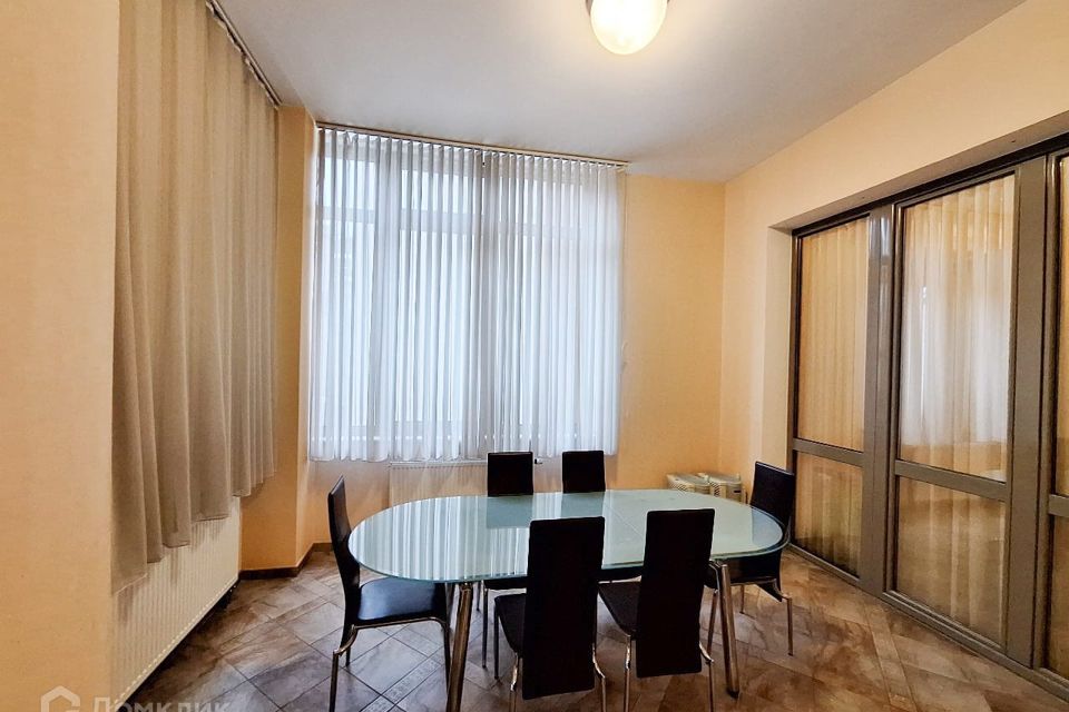 Продаётся 4-комнатная квартира, 208.2 м²