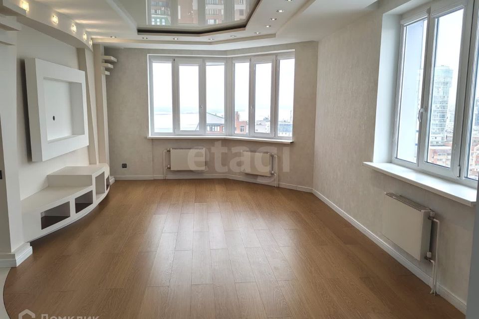 Продаётся 3-комнатная квартира, 135 м²