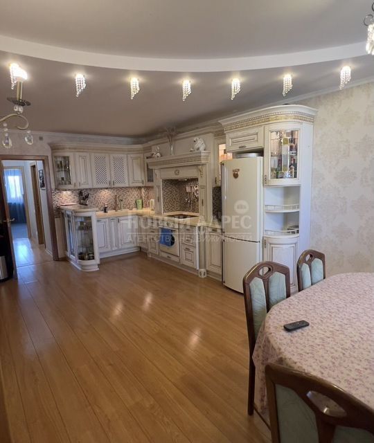 Продаётся 3-комнатная квартира, 130.2 м²