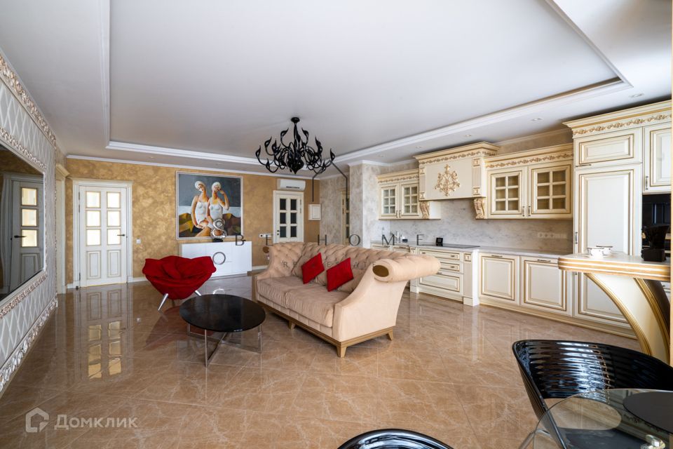 Продаётся 3-комнатная квартира, 135.8 м²