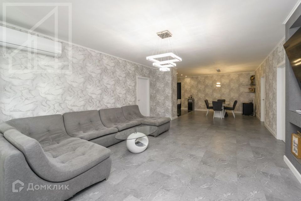 Сдаётся 4-комнатная квартира, 200 м²