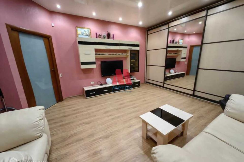 Сдаётся 2-комнатная квартира, 77 м²
