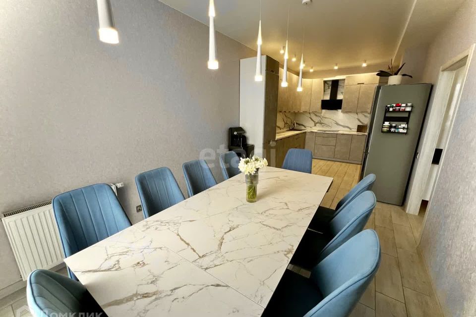 Продаётся 4-комнатная квартира, 147.3 м²