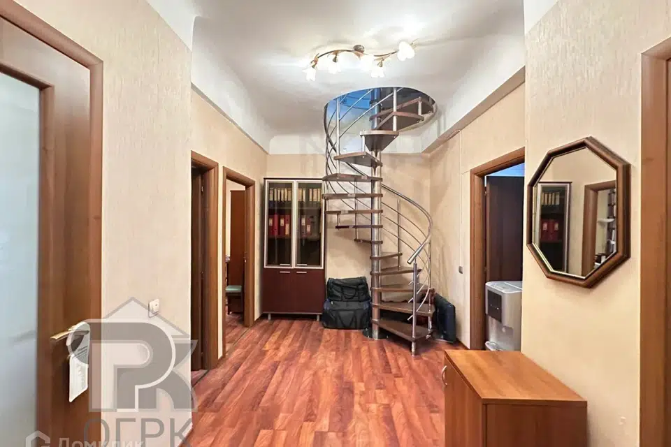 Продаётся 4-комнатная квартира, 145.9 м²