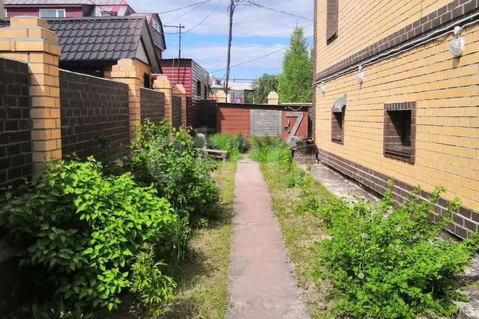 Продаётся 4-комнатная квартира, 241.9 м²